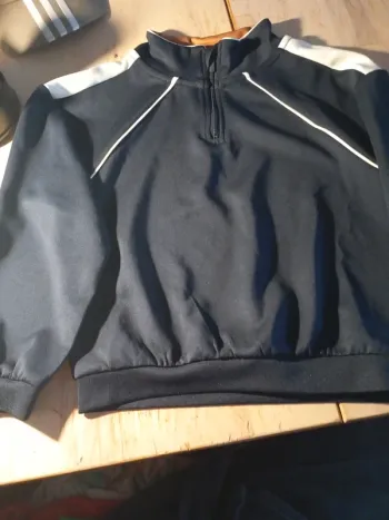 Sweat 6:8 ans état neuf