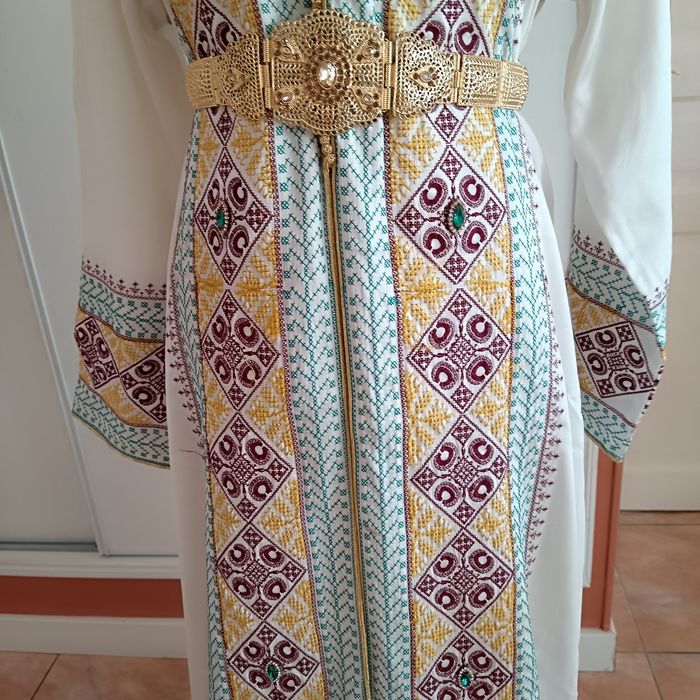 Caftan takchita robe de soirée blanche brodée - photo numéro 6