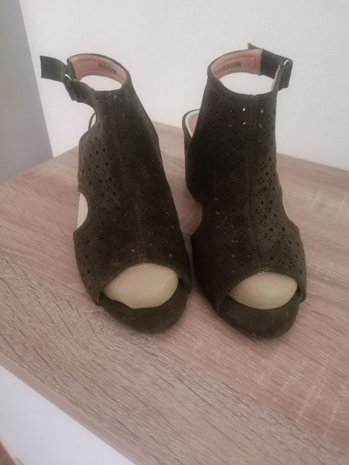 Nu pied effet daim vert kaki 40, a talon haut