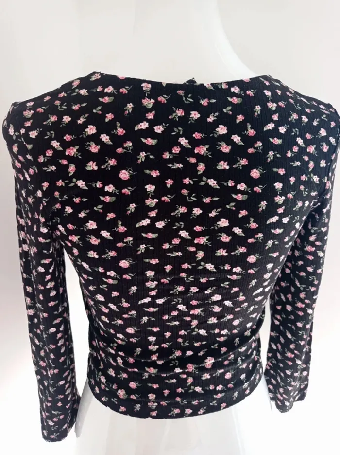 Haut court crop top fleuri noir manches trois quart boutons T.M Jennyfer - photo numéro 3