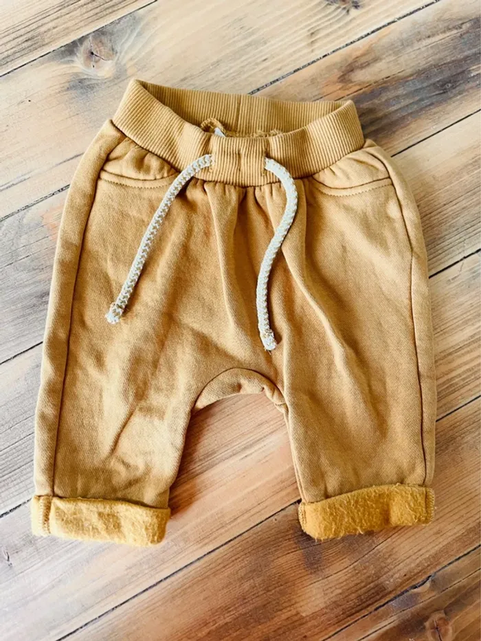 Ensemble jogging fourré camel et pull jaune - photo numéro 2