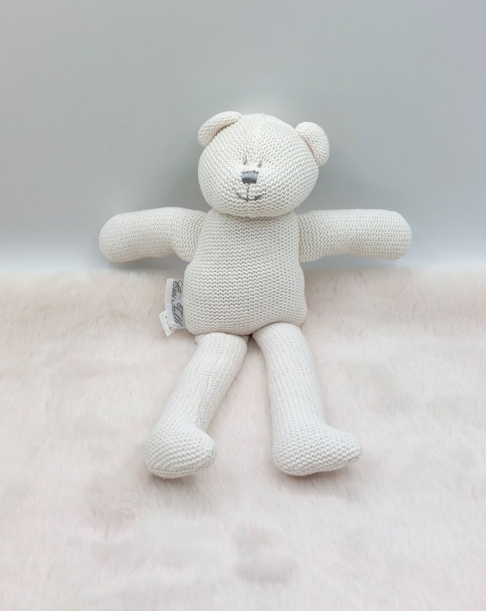 Peluche doudou ours blanc façon tricot crochet côté table 30 cm nez gris