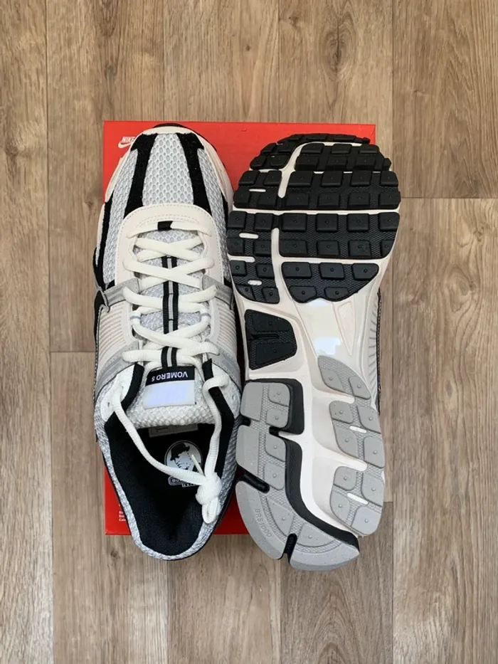 Nike Zoom Vomero 5 “Photon Dust / Black” - photo numéro 4
