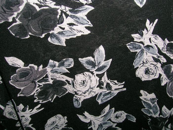 haut léger noir motifs roses Taille 38/40 neuf - photo numéro 4