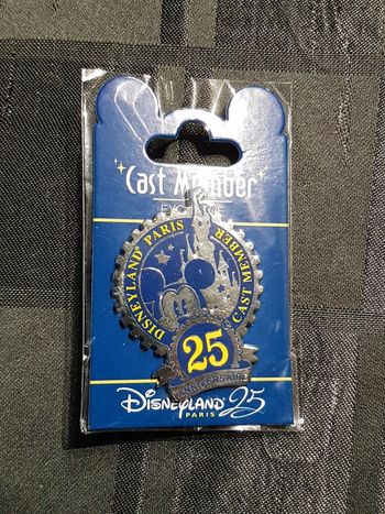 Pin's Cast Member 25 ans Disneyland Paris