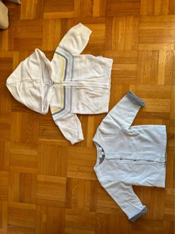 Lot de 2 gilets 1 mois parfait état