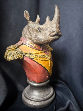 Buste rhinocéros officier EMDE Déco cabinet de curiosités statue Anthropomorphe