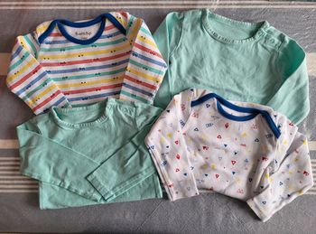 Lot de 4 bodys 9-12 mois