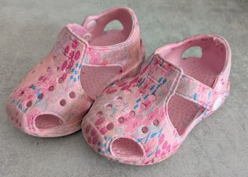 Jolies crocs bébé fille roses