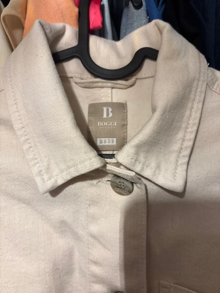 Sur chemise beige - photo numéro 3