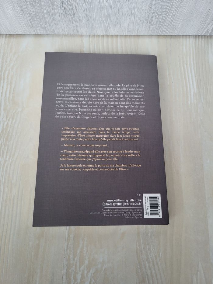 Livre la vie dissimulée - photo numéro 2