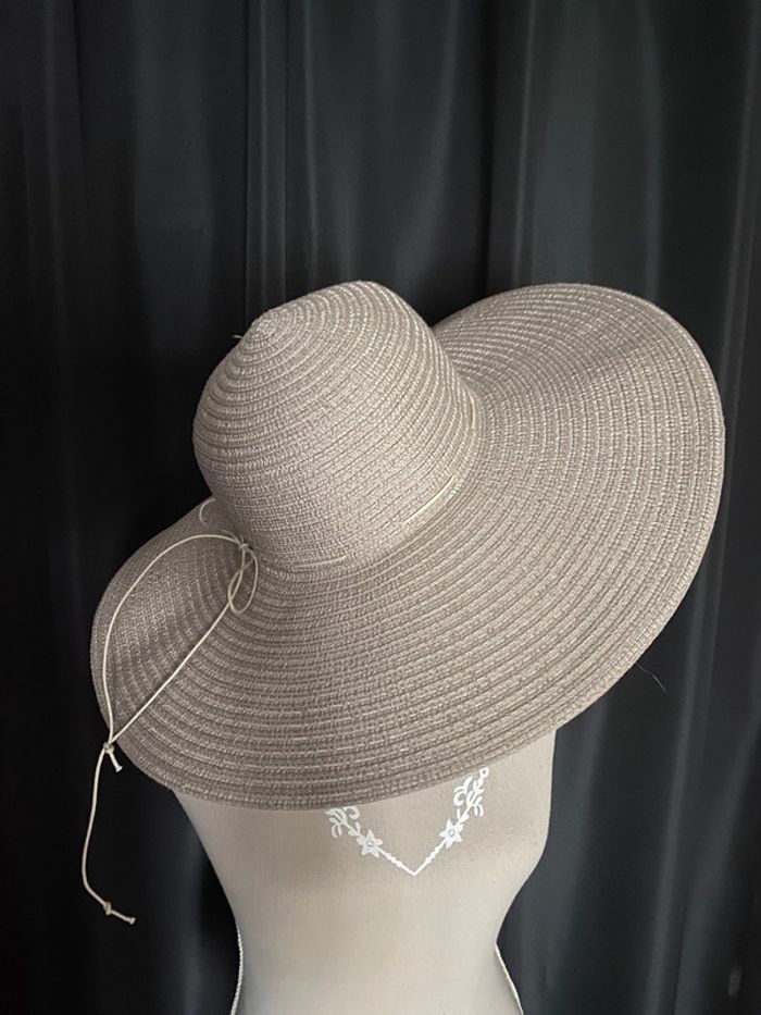 Chapeau capeline