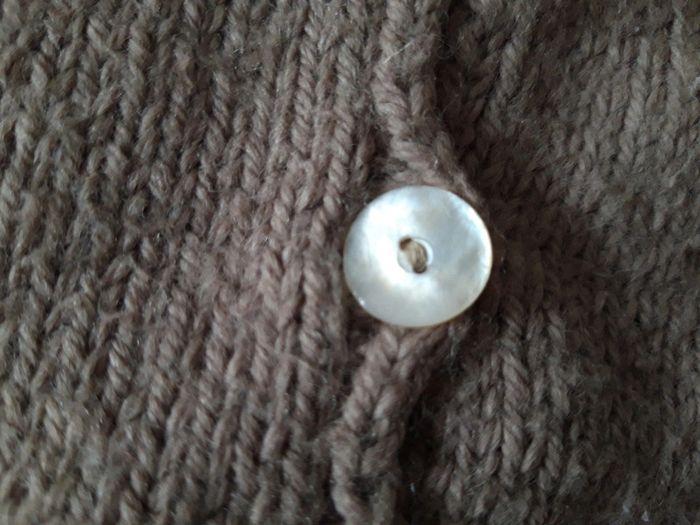 Gilet fin en maille brun clair, fermeture à bouton blanc nacre bébé 3 mois - photo numéro 2