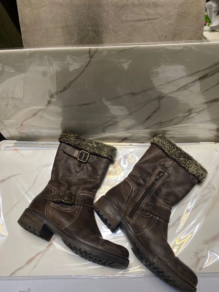 Bottes mi hautes d’hiver . cuir . Pointure 37 .