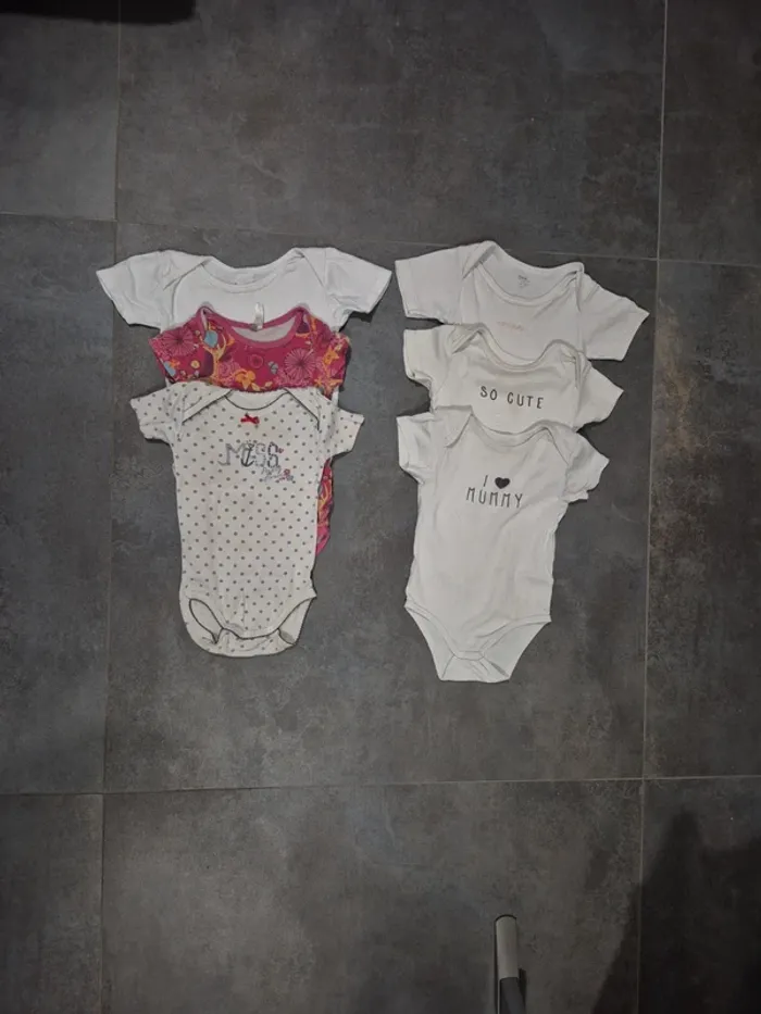 Lot 6 bodies manches courtes taille 12 mois bébé fille