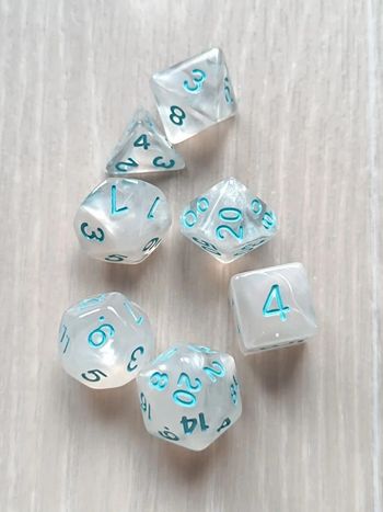 Lot de 7 dés crème irisé originaux pour activités