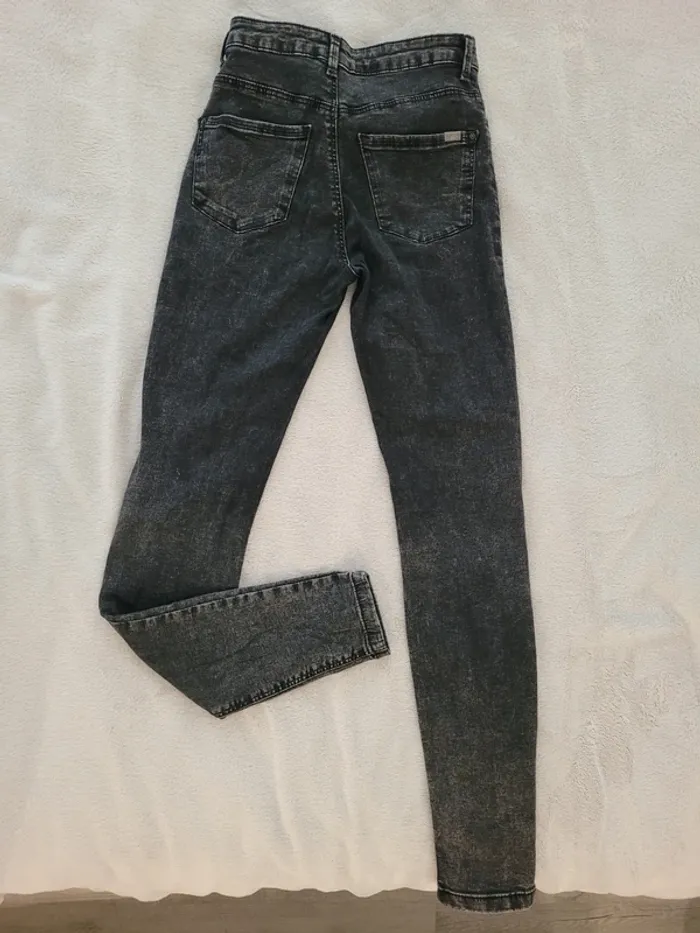 Jean skinny Bershka, taille 36. Neuf - photo numéro 3