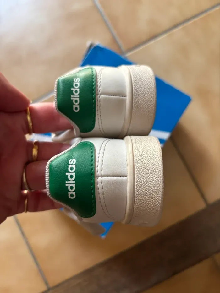 Belle paire de baskets blanches Adidas T. 24 mixte TBE - photo numéro 4