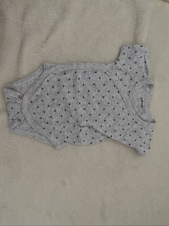Lot 9 bodies tee shirt 3 mois