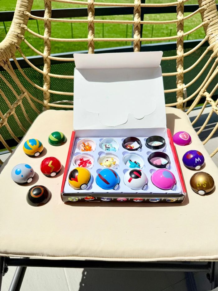 Boîte surprise 12 mini Pokéballs avec figurines Pokémon