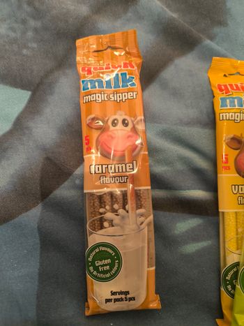 Un paquet de paille au caramel 