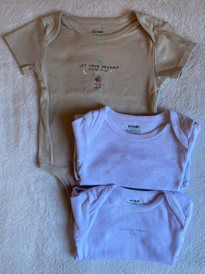 3 bodies manches courtes 6 mois - photo numéro 2