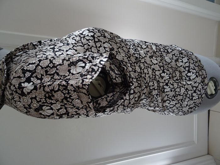 Chemisier noir fleuri taille 36 manches courtes - photo numéro 3