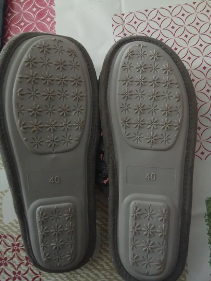 Chaussons femme pointure 40 - photo numéro 2