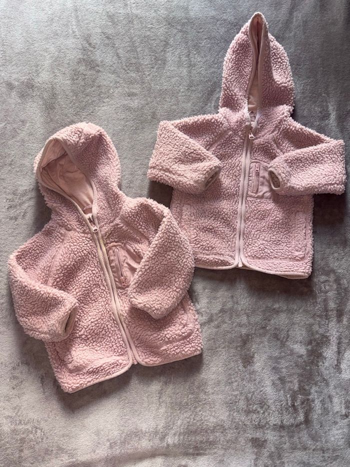 Lot de vêtements pour jumelles taille 18 mois en très bon état - photo numéro 2