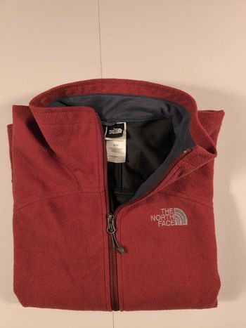 Titre : Veste polaire zippée The North Face rouge – Taille M – Très bon état