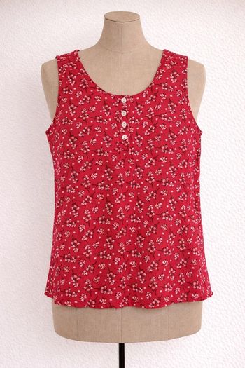 Haut rouge à motif fleurs taille xs