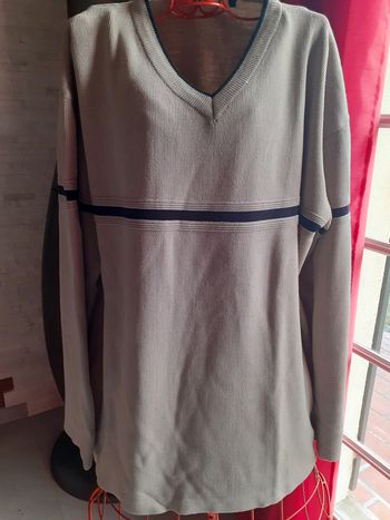 Pull col V taille L