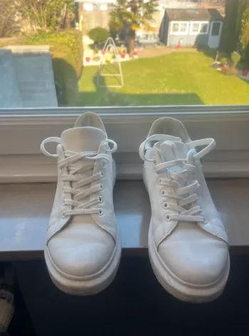 🔹 Baskets Blanches Détail Noir – Shein 🔹