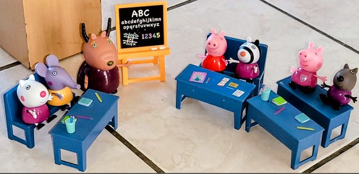 Classe d'école peppa pig avec figurines