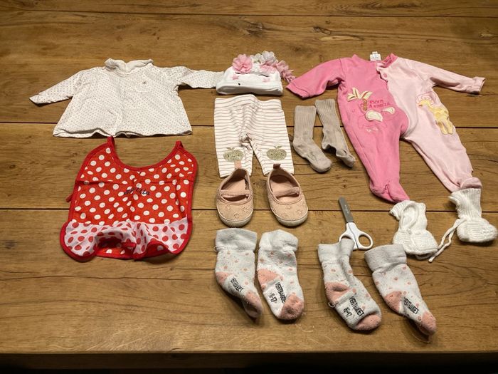 Lot accessoires / vêtements 1 mois