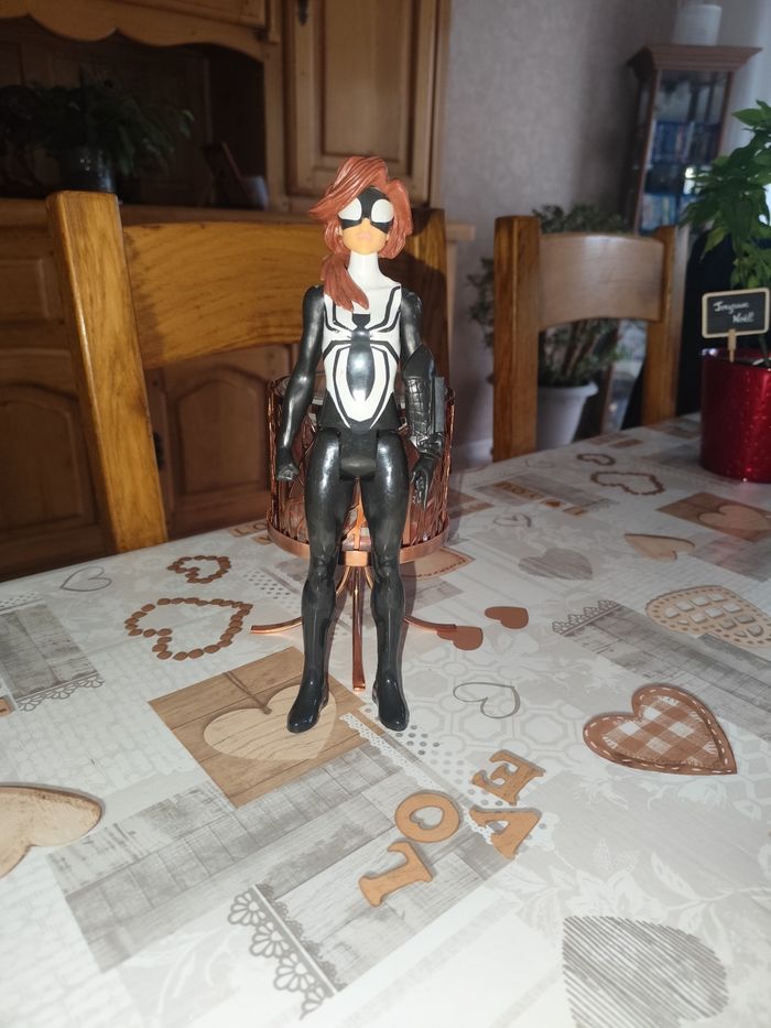 Figurine spider girl