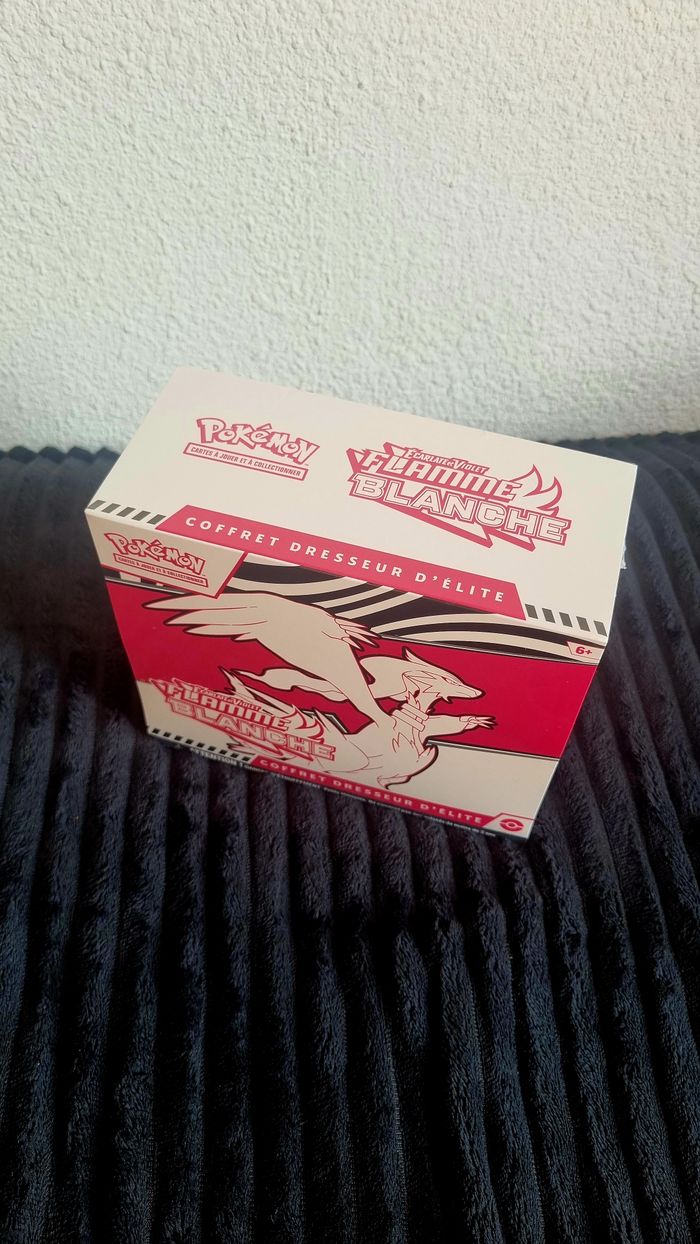 ETB Pokémon Flamme Blanche – Reshiram 10.5 Neuf & Scellé - photo numéro 6