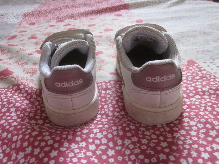 Baskets blanches Adidas taille 21 - photo numéro 4