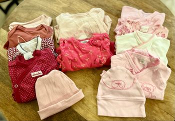 Lot naissance fille pyjamas, bodys et bonnets