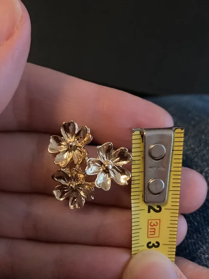 CxL by Christian Lacroix boucles d'oreilles dorées 3 fleurs - photo numéro 4