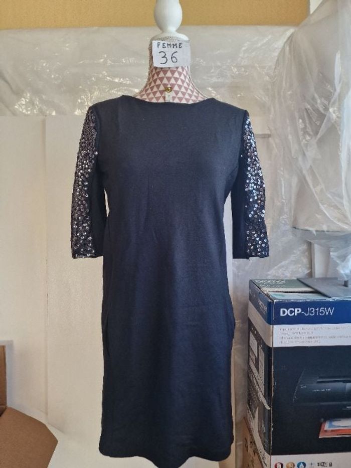Robe, noir à sequins gris métallisée ,poches X2 sur chaque côté, en très très bon état, longueur 83c