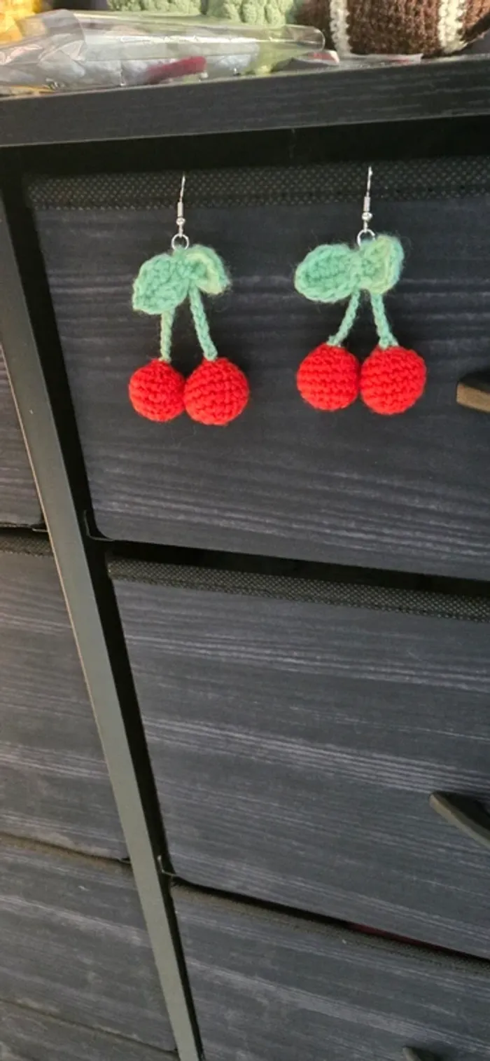 Boucle d'oreille cerise neuf - photo numéro 2