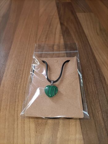 Collier neuf coeur pierre noire et verte