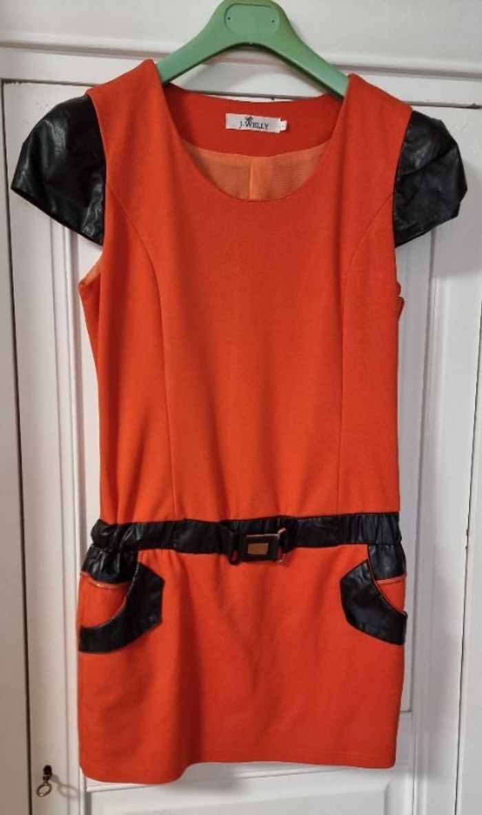Robe orange et noire.