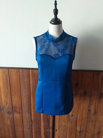 Haut sans manches bleu avec dentelle