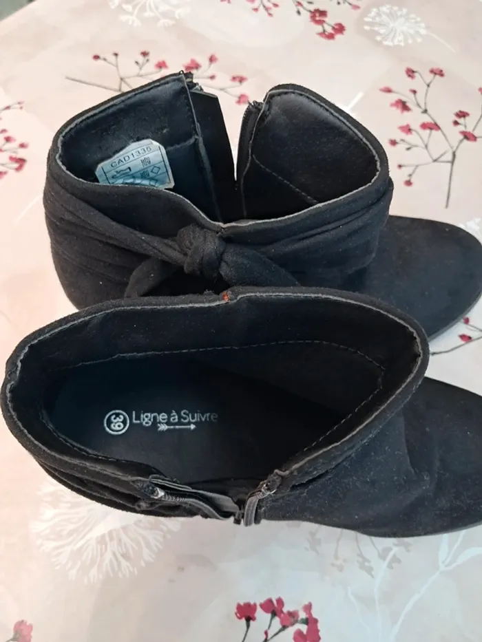 Jolies bottines noires à talons avec nœud côté, comme neuves - T39 - Ligne à suivre - photo numéro 4