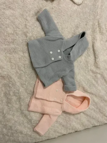 Lot de deux gilets naissance
