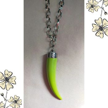 Collier pendentif corne verte