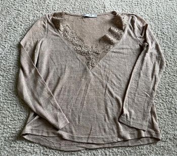 Teeshirt manches longues avec dentelle à l’encolure col en V taille S marque mango