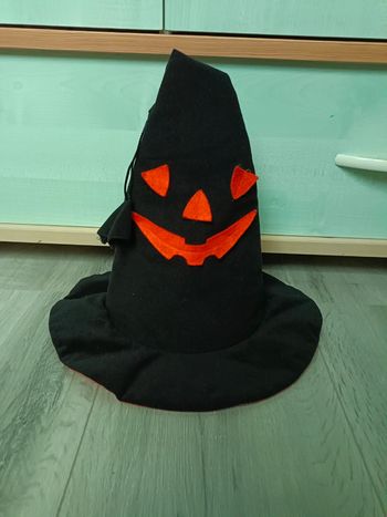 Chapeau Halloween noir à pompons